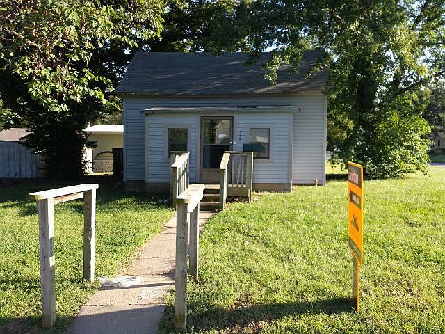 1st image of 727 W Locust Ave