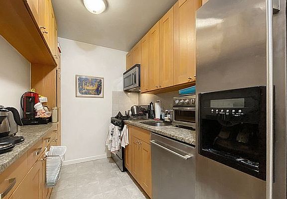 4th image of 330 E 33rd St APT 4K