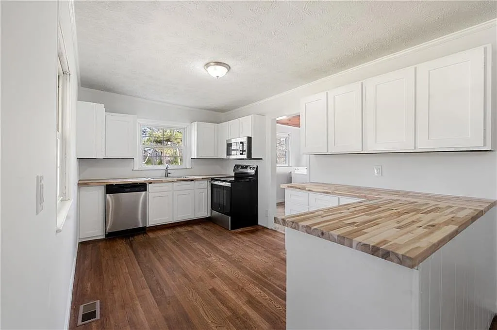 3 bed, 2.0 bath, 1296 sqft, $1,850 — Photo 3