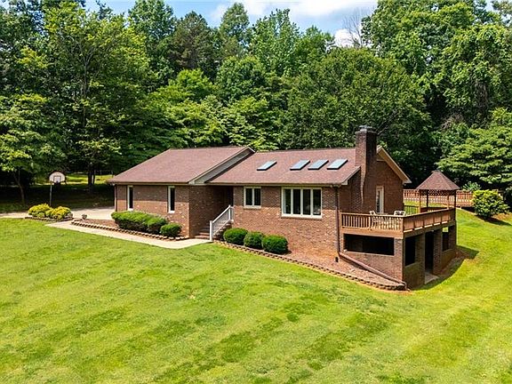 3rd image of 2523 Lovette Ln