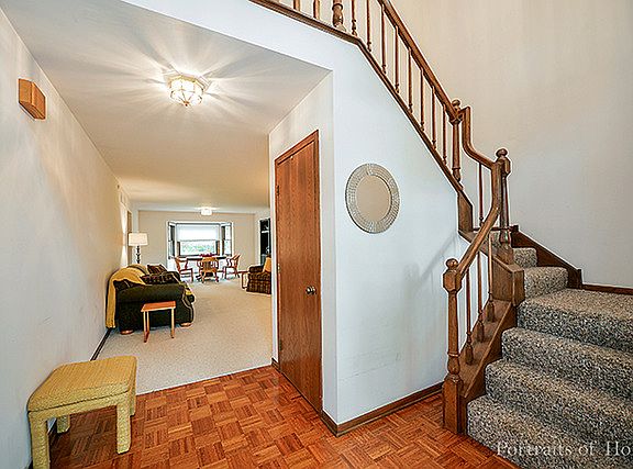 3rd image of 23W426 Pinehurst Ln