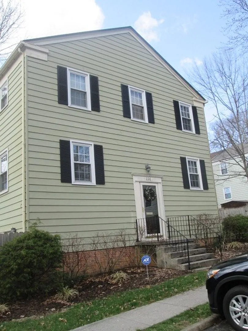 4 Bedroom 3.5 Bath 3 Level, End Unit Townhouse — Photo 1