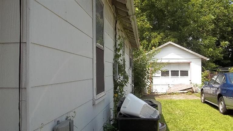 2nd image of 2016 Highland St