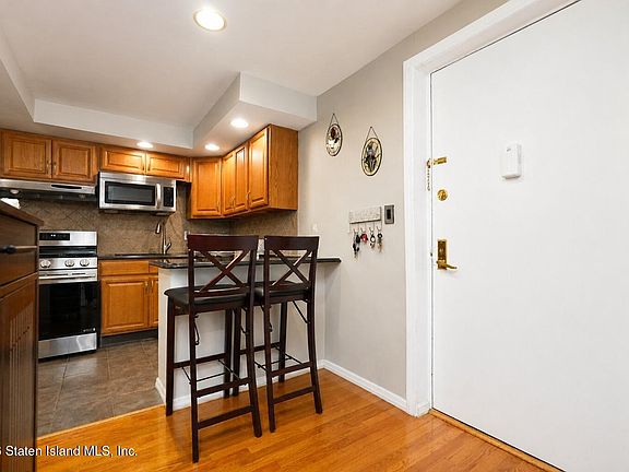 3rd image of 20 Cliff St APT 2J