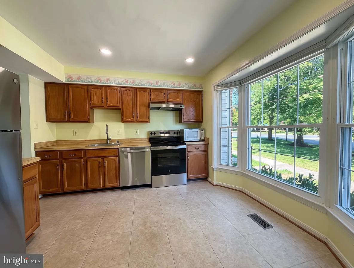 3 bed, 4.0 bath, 1790 sqft, $2,850 — Photo 2