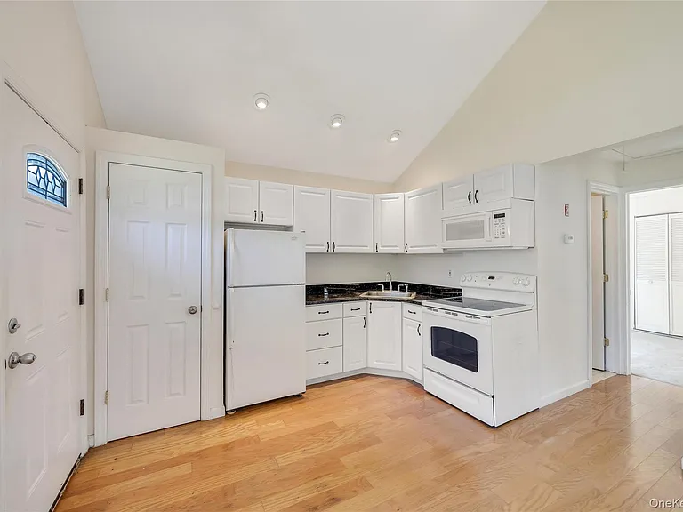 22 Maplewood Ave — Photo 14