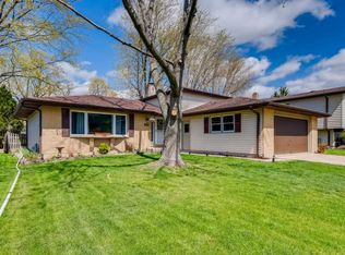 475 Aleut Trl, Carol Stream, IL 60188