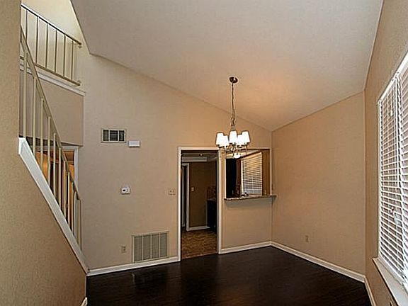 5th image of 650 Hunters Glen St