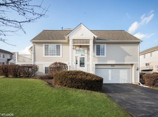 540 Cary Woods Cir, Cary, IL 60013