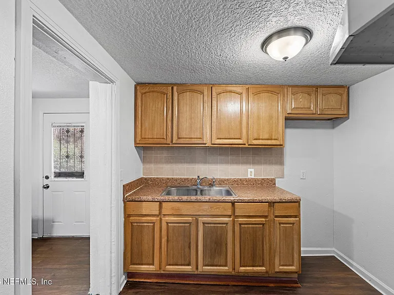 1424 W 9th St — Photo 21