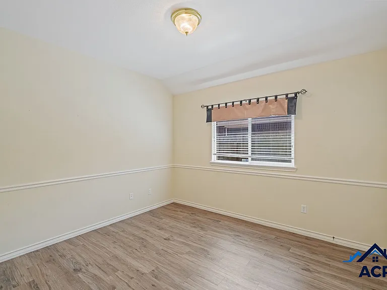 5902 Sutherland Dr — Photo 10