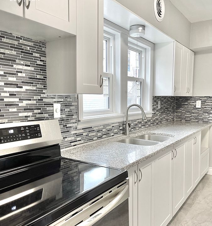 1st image of 3539 Queen St