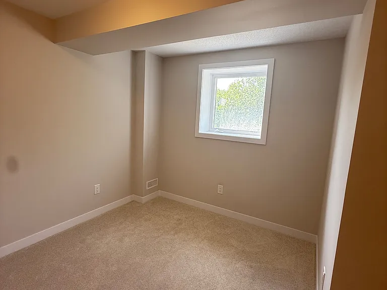 286 Les Emmerson Dr S — Photo 24