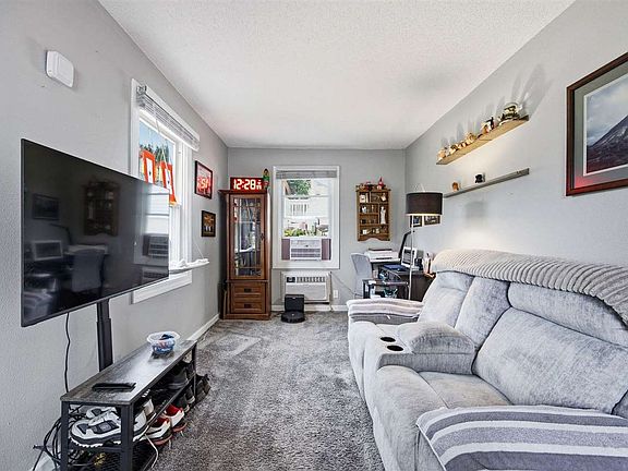 4th image of 1116 20th Ave SW