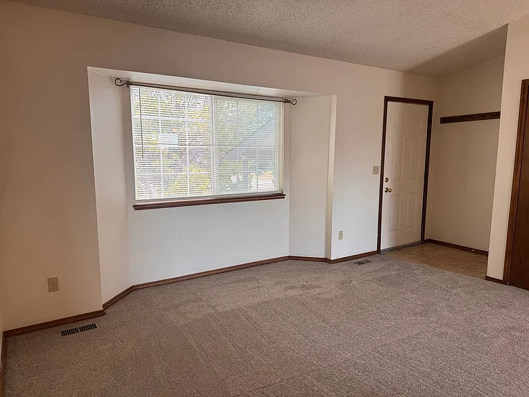 3827 Glenhurst St — Photo 3