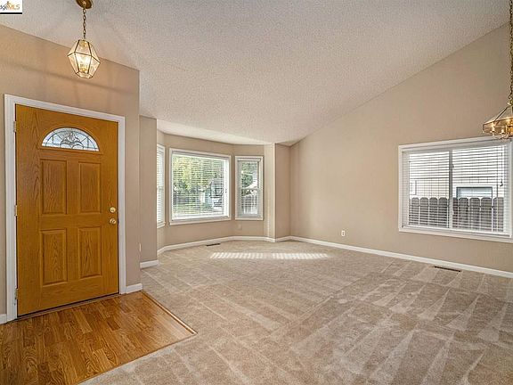 4th image of 821 Greystone Ct