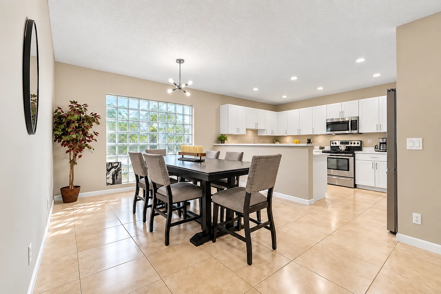 3 bed, 1259 sqft, $3,861 — Photo 4