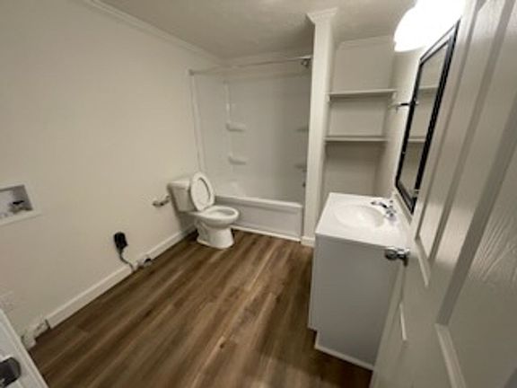 4th image of 312 1/2 E Washington St