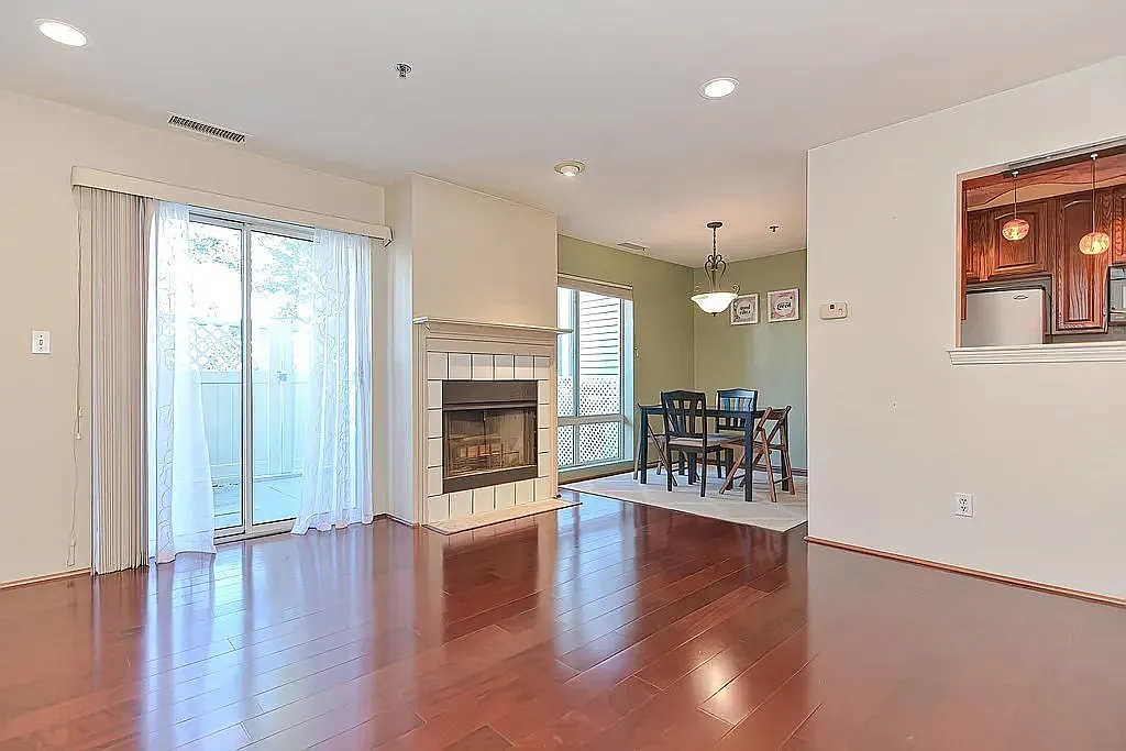 2 bed, 944 sqft, $2,750 — Photo 2