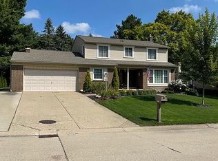 15744 Robinwood Dr, Northville, MI 48168