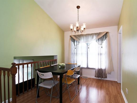 4th image of 2725 Meadowdale Ln