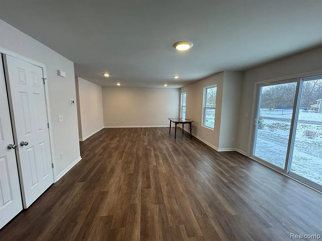 3 bed, 1.5 bath, 1927 sqft, $2,400 — Photo 4