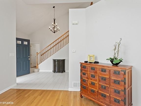 3rd image of 293 Hanbury Dr