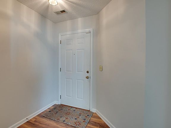 3rd image of 1017 Brisbane Ln SE