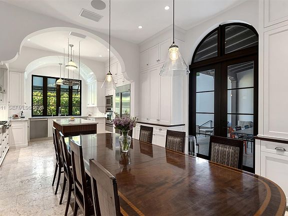 3rd image of 465 Hampton Ln