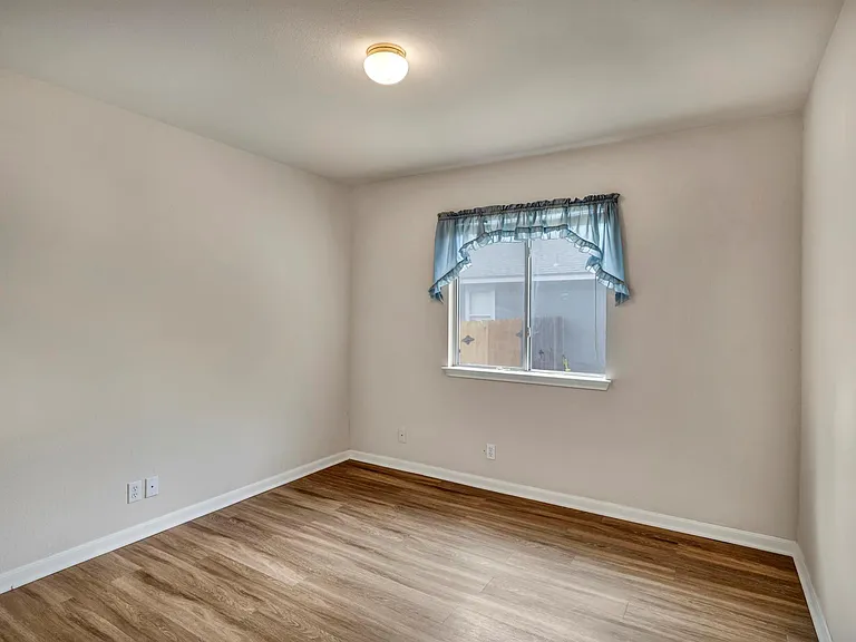 216 Meadowside Dr — Photo 12
