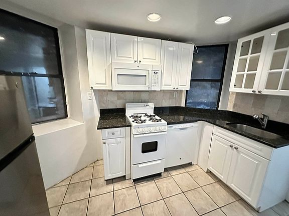 5th image of 421 W 43rd St #Basement