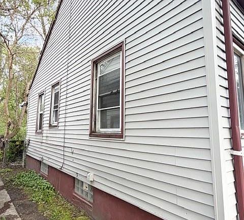 4th image of 18282 Stout St
