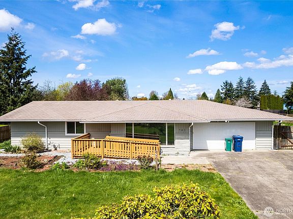 Located close to freeway access, parks and amenities.>
