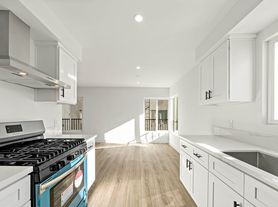 $2,695! Beautifully Remodeled 2-Bedroom in Prime Location 90035!, 2 br / 1.0 ba, $2695