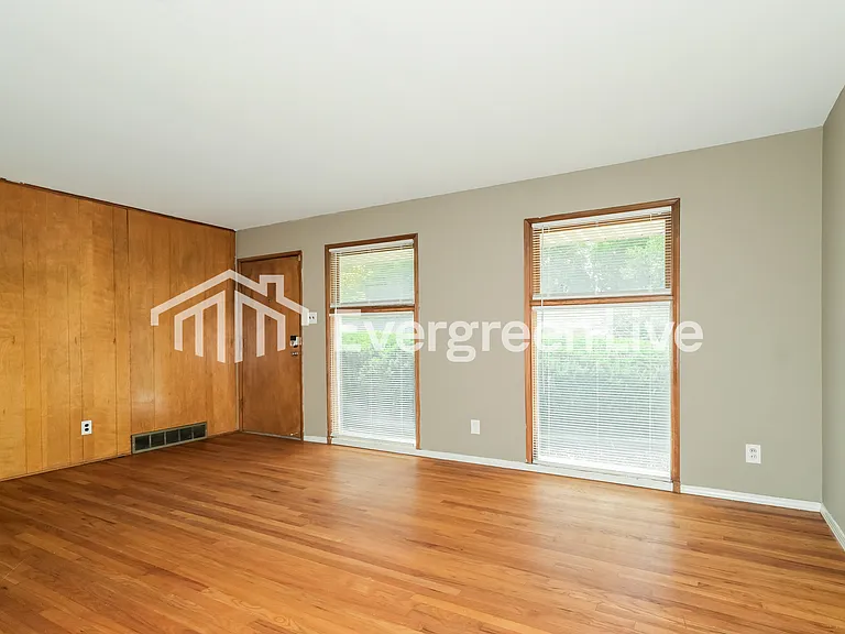 1820 Clover Ln — Photo 4