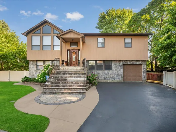 10 Woodbury Court, Hicksville, NY 11801