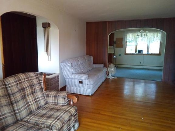 3rd image of 218 E Hatfield St