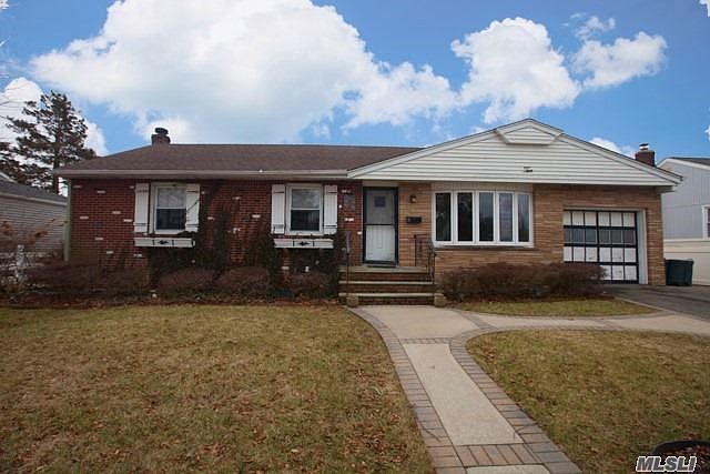 1st image of 10 Bruce Ln