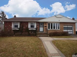 10 Bruce Ln, Farmingdale, NY