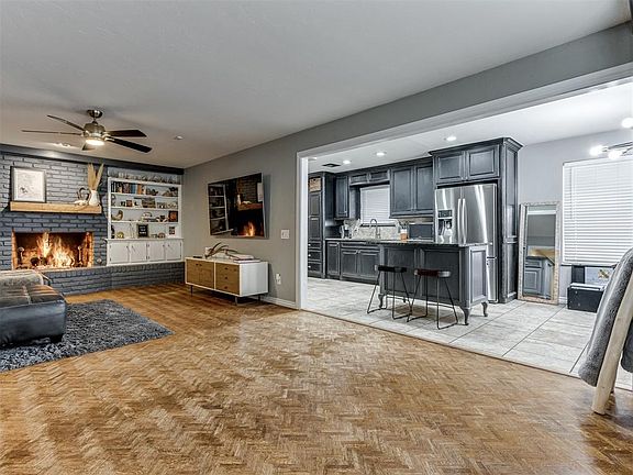 4th image of 2913 N Windsor Blvd