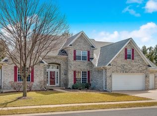 10 Yorkshire Ct, Sugar Grove, IL 60554