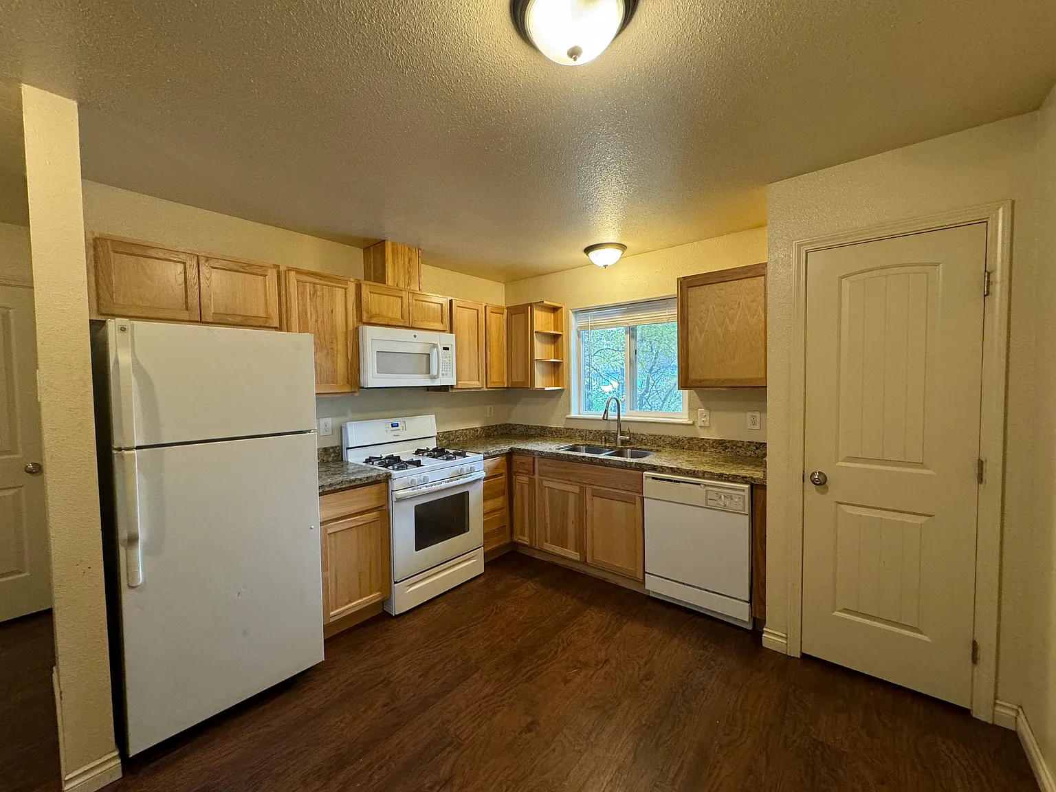2 bed, 850 sqft, $1,600 — Photo 3
