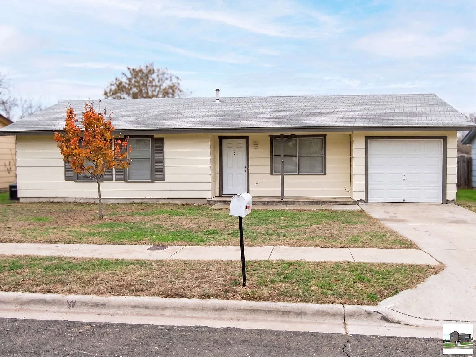 3 bed, 1.0 bath, 992 sqft, $1,150 — Photo 1
