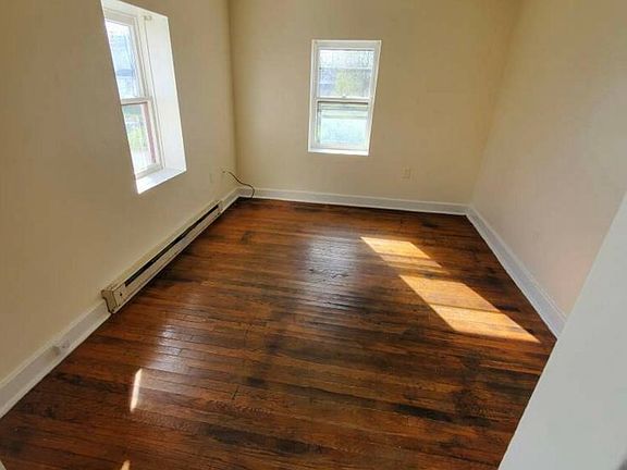 5th image of 301 1/2 E Liberty St #1