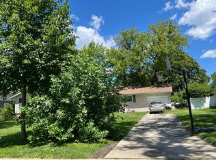 235 Shawnee Dr, Carol Stream, IL