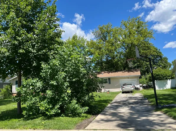 235 Shawnee Dr, Carol Stream, IL 60188