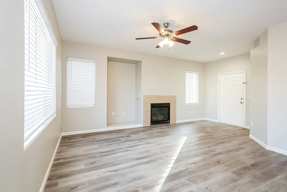 3 bed, 2.5 bath, 1451 sqft, $2,060 — Photo 4