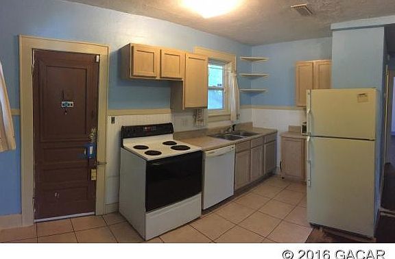 4th image of 1422 E University Ave