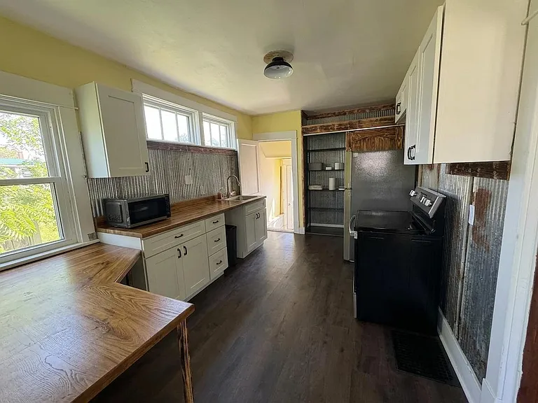 303 W Mills St — Photo 5