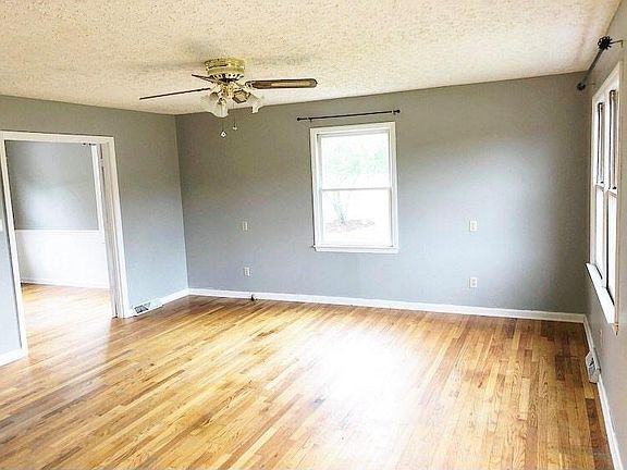4th image of 100 Willow Ct